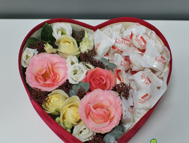 Коробка-сердце с розами и конфетами Raffaello Фото